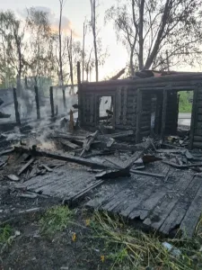 В Мурманской области пожарные пять часов тушили горящее здание