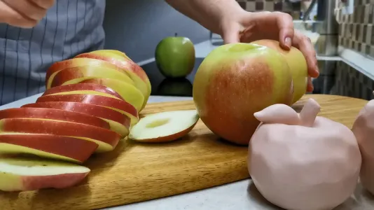 Яблоки в творожном кляре на завтрак: 5 минут и все готово — быстро и вкусно
