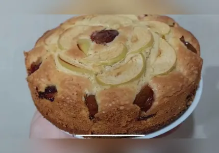 Когда созревают сливы и яблоки, пеку фруктовый пирог: домашние всегда в восторге — подавайте к чаю и наслаждайтесь