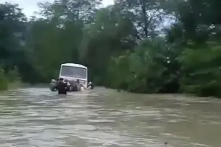 Под Краснодаром автобус с 25 пассажирами упал с моста в воду — видео появилось в Сети