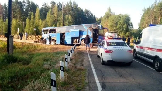 Поезд протаранил автобус с туристами в Ленобласти: один человек погиб, 16 пострадали