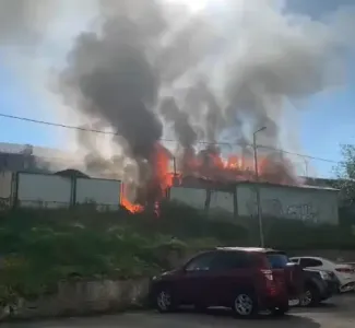 В Мурманске горит бывший Ленинский рынок
