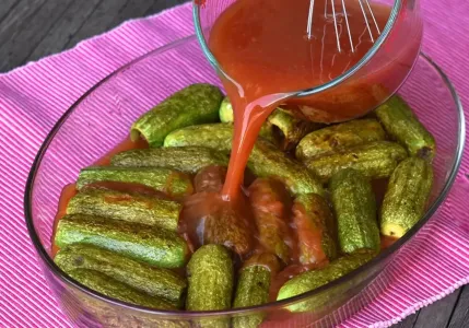 Мариную огурцы в томатной заливке — даже вялые «переростки» хрустят на всю кухню: проверенный рецепт