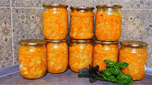 Из кабачков всегда готовлю салат «Золото инков» на зиму — всего 2 овоща, но вкуснее ничего не ела