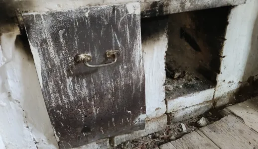 Выливаю в дымоход 3 л — и сажа вылетает со свистом в трубу: мощная тяга без ершиков и осиновых дров