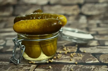Почему огурцы становятся мягкими и кислыми: ингредиент, который на самом деле портит закуску — главные правила консервации