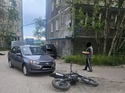 Подросток на питбайке врезался в легковушку в Мурманске