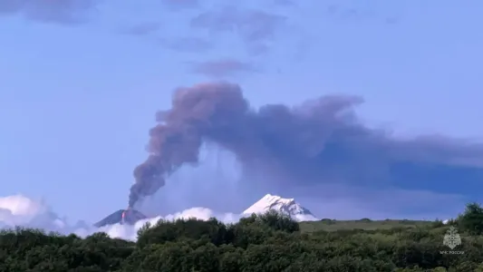 Оранжевый код опасности: камчатский вулкан Ключевской выбросил 10-километровый столб пепла