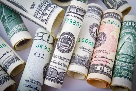 По 60 — не мечта, а риск: какой курс доллара признан угрозой для развития России и стоит ли бояться такого поворота событий