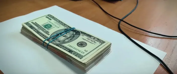 В Мурманской области пенсионерке вернули похищенные мошенниками 200 тысяч рублей и почти 3 тысячи долларов