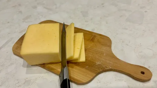 «Вкусом он не блещет»: покупательница поделилась честным отзывом о самом дешевом сыре из супермаркета — стоит ли своих денег?