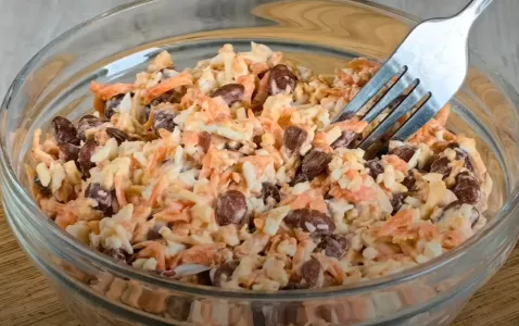 Пенсия на исходе — выручит бюджетный салат «Дружба»: сытный и вкусный, вместо «Оливье» — идеально