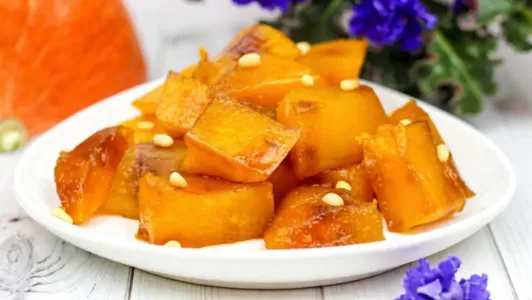 Посыпаю тыкву сахаром — и в рукав: карамельные кусочки тают во рту — нежный десерт из 2 ингредиентов