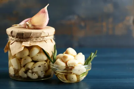 Мариную чеснок по-грузински — получается отменная закуска: идеально подойдет для мяса и рыбы