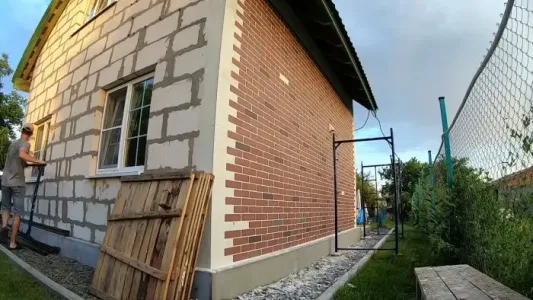 Приклеил на унылый газобетон — все думают, что кирпичом обшил: экономно и на века — а дом «дышит»