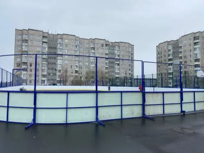 В Мурманской области ограждение хоккейного корта упало на подростка — ответственного за строительство площадки отдали под суд