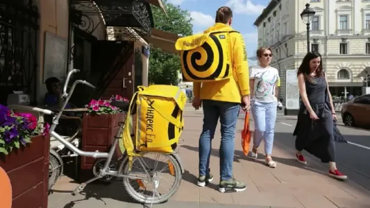 Петербург продолжает «банить» мигрантов: губернатор запретил приезжим специалистам работать курьерами