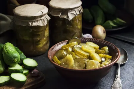 Переросшие огурцы не выкидываю — готовлю хрустящий салат на зиму: так вкусно, что потребуется добавка
