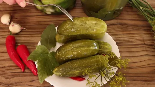 Больше никаких «пустышек» в банке — мои огурцы хрустят как чипсы: 5 кулинарных ошибок с засолкой