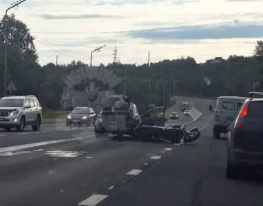 В районе Мурманска Росляково столкнулись автомобиль и мотоцикл