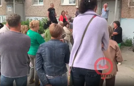В Апатитах Мурманской области жители многоквартирного дома вышли против вентиляции от пирожковой