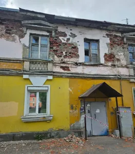 Управляющую компанию оштрафовали за рассыпающийся фасад дома в Мурманске