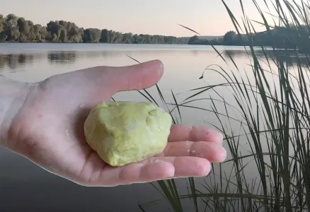 На такое тесто клюёт круглый год — манит рыбу как магнит и не соскакивает с крючка при поклёвке