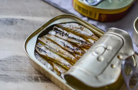 Какую маркировку имеют вкусные шпроты — все указано на банке: чтение состава не понадобится