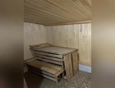 Полок для парной: назван материал, идеально подходящий для изготовления конструкции — устойчив к влаге, жаре и растрескиванию