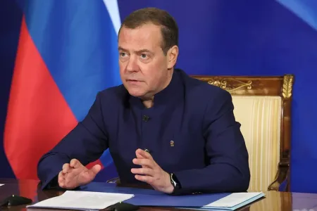 Аляска без Медведева: почему его не будет на переговорах России и США — секрет открыли три «ядерных чемоданчика»