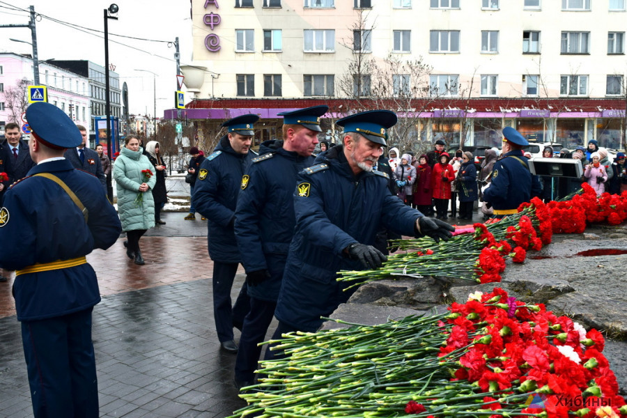 Судебные приставы возложили цветы к памятнику Анатолию Бредову