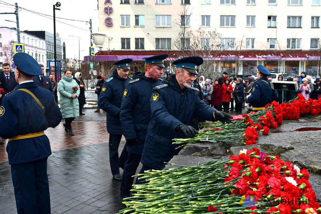 Судебные приставы возложили цветы к памятнику Анатолию Бредову