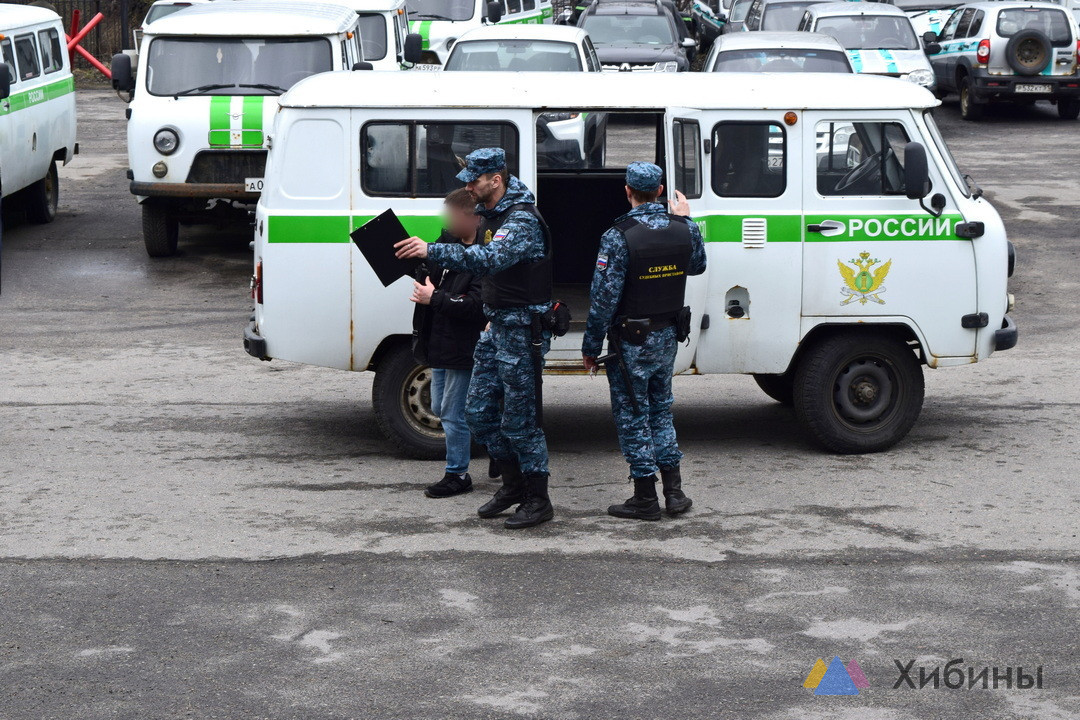 Скрывающегося должника нашли у матери