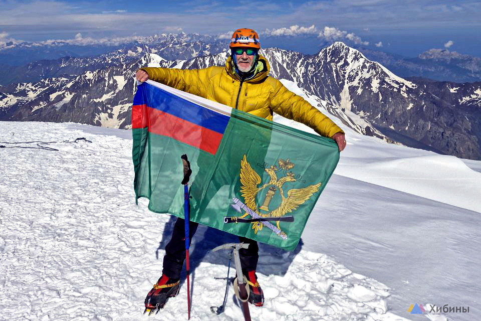 Флаг ФССП России поднят на вершине Казбека