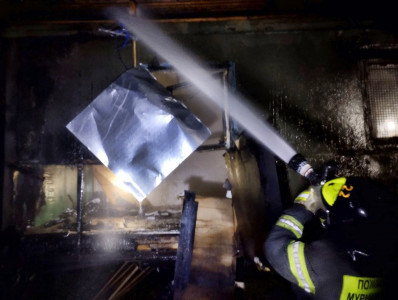Кандалакшские огнеборцы успели эвакуировать имущество до того, как сгорели гаражи