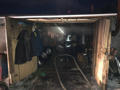 Ни дня без пожара: в Оленегорске загорелся гараж