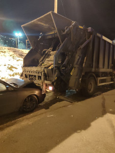Очередная авария с участием мусоровоза произошла в Кировске