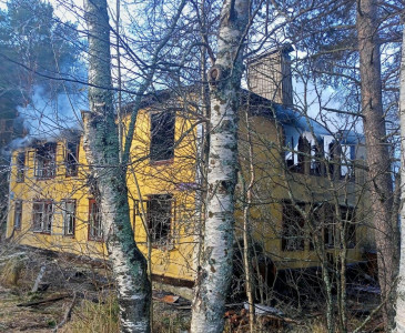 Пожар в жилом доме в Зеленоборском потушили спустя 17 часов