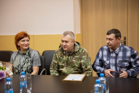 Все по-скромному: в Мурманске наградили участника СВО за исполнение воинского долга