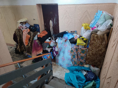 Все в дом: жильцы многоэтажки в Североморске страдают от соседки с «Синдромом Плюшкина»