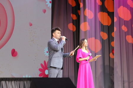 В Оленегорске культурный центр «Полярная звезда» устроил концерт «О маме с любовью»