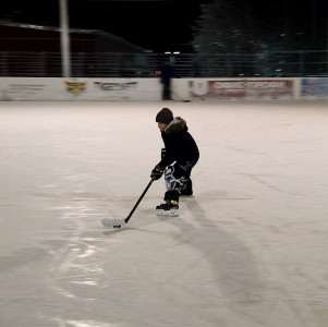 В Апатитах начал работу ещё один открытый каток — хоккейная коробка спорткомплекса «Юность»
