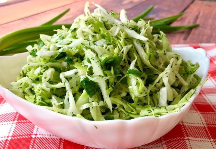 Лопать и худеть: легкий салат из обычной капусты и огурца — есть можно сколько влезет даже на ночь