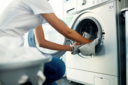 «Грязь вывалится комьями»: Так чистят стиральную машинку только хитрые хозяйки — достаточно одного простого средства