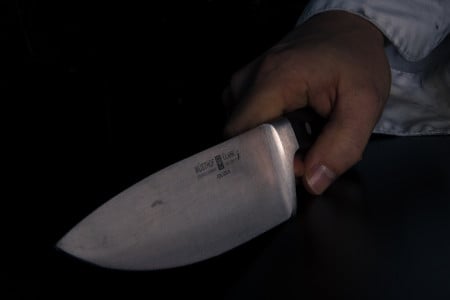 Приставил нож к горлу: в Мурманской области мужчина едва не убил друга