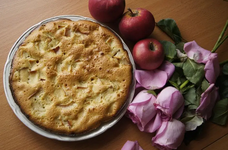Восхитительную шарлотку можно приготовить на сковороде: нужно 1 яйцо и 3 яблока — воздушный десерт за 30 минут