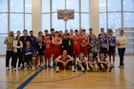 Турнир по баскетболу среди сборных команд юношей и девушек до 18 лет завершился в Оленегорске