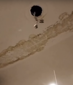 «Замкнет в любой момент»: мурманчанин пожаловался на льющуюся с потолка воду